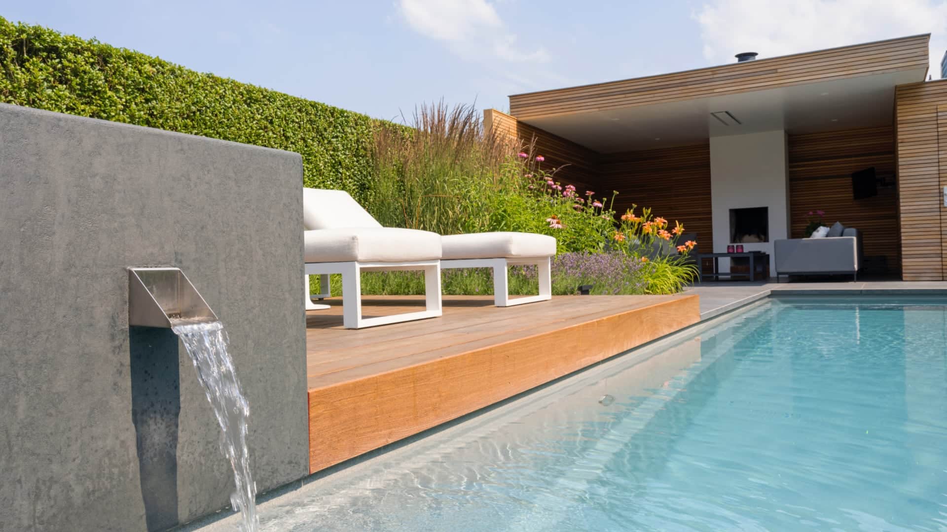 Moderne tuin met zwembad poolhouse en sauna