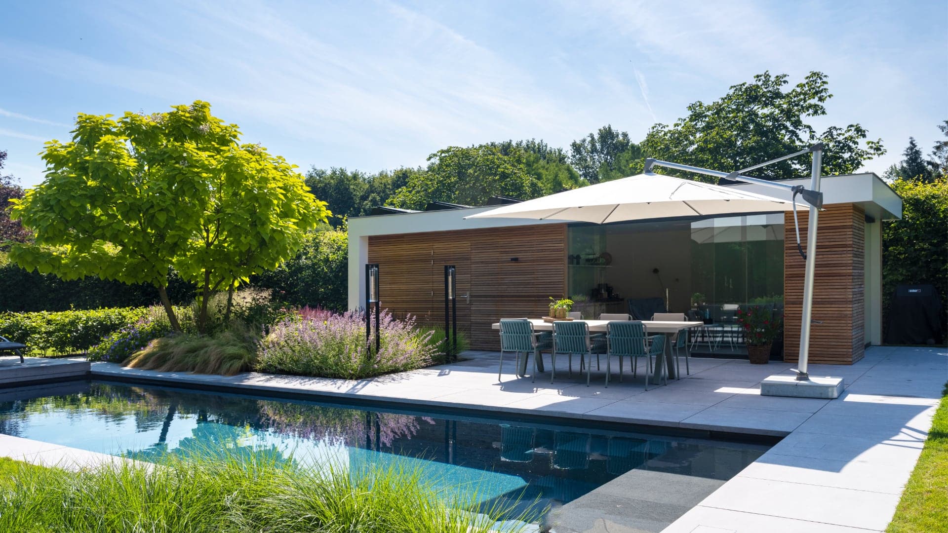 Moderne tuin met zwembad in het Brabants landschap