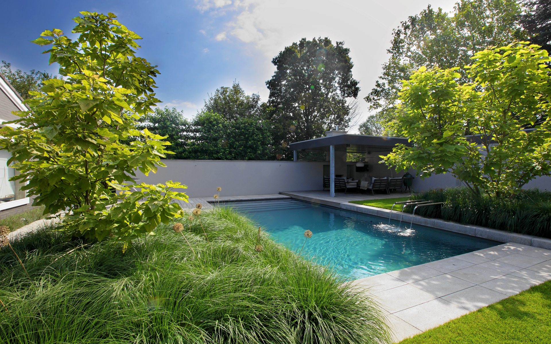 Moderne tuin met luxe veranda en zwembad